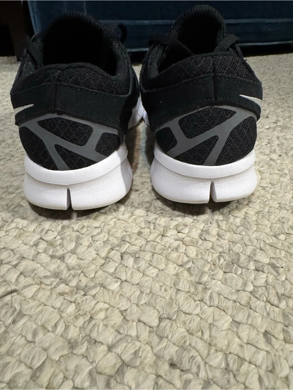 Men’s Nike Free Run 2 black and white size 8.5 amazing condition